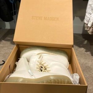 cute boots ( like docs) in tan / ivory color, size 7 and in perfect conditions.